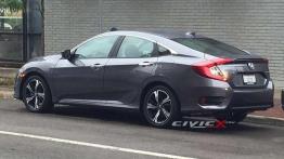 Honda Civic - sedan jak coupe