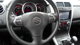 Suzuki Grand Vitara II SUV 5d Facelifting 2012 2.4 VVT 169KM - galeria redakcyjna - kokpit