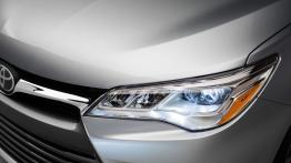 Toyota Camry XLE Facelifting (2015) - lewy przedni reflektor - włączony