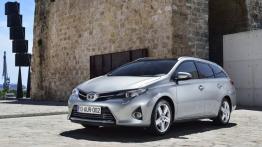 Toyota Auris II Touring Sports - widok z przodu