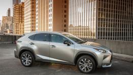 Lexus NX 300h F-Sport (2015) w Seattle - prawy bok