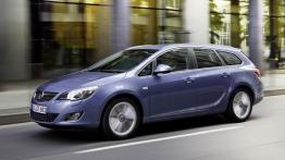 Opel Astra Sports Tourer - widok z przodu