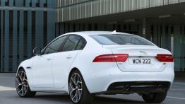 Jaguar XE S Polaris White (2015) - widok z tyłu