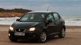 Seat Ibiza 2008 - przód - reflektory włączone