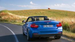 BMW M235i Cabrio (2015) - widok z tyłu