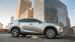 Lexus NX 300h F-Sport (2015) w Seattle - prawy bok