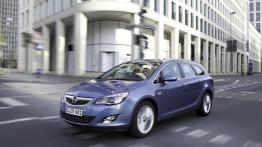 Opel Astra Sports Tourer - widok z przodu