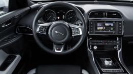 Jaguar XE S Polaris White (2015) - kokpit