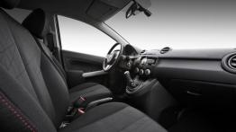 Mazda 2 Spring Edition (2013) - widok ogólny wnętrza z przodu