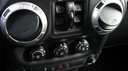 Jeep Wrangler III Unlimited Facelifting 2.8 DOHC I-4 Turbo CRD 200KM - galeria redakcyjna - konsola 