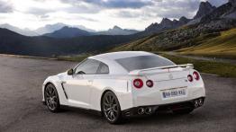 Nissan GT-R Egoist - tył - reflektory włączone