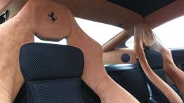 Ferrari 599 GTO - zagłówek na fotelu pasażera, widok z przodu
