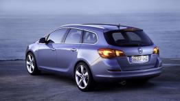 Opel Astra Sports Tourer - widok z tyłu