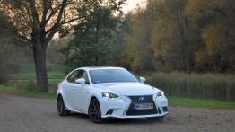 Lexus IS III Sedan 300h 223KM - galeria redakcyjna - widok z przodu