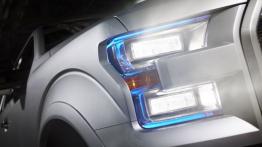 Ford Atlas Concept - prawy przedni reflektor - włączony