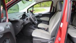 Ford Tourneo Courier - galeria redakcyjna - widok ogólny wnętrza z przodu