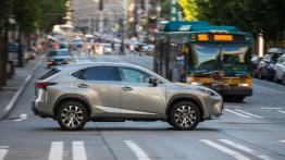 Lexus NX 300h F-Sport (2015) w Seattle - prawy bok