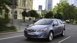 Opel Astra Sports Tourer - widok z przodu