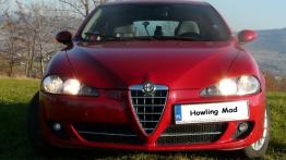 Alfa Romeo 147  Hatchback - galeria społeczności - przód - reflektory włączone