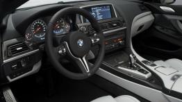 BMW M6 Cabrio 2012 - widok ogólny wnętrza z przodu