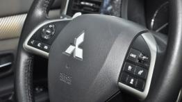 Mitsubishi Outlander III 2.2 DI-D - galeria redakcyjna - kierownica