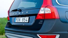 Volvo XC70 2012 - tył - reflektory włączone