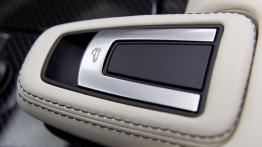Mercedes SLS AMG Roadster 2012 - tunel środkowy między fotelami