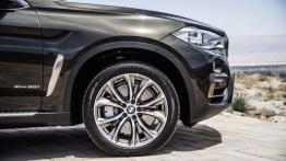 BMW X6 II xDrive50i (2015) - prawe przednie nadkole