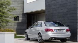 Mercedes E 350 4MATIC Facelifting - widok z tyłu