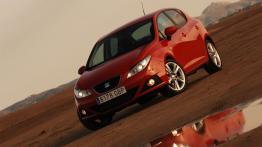 Seat Ibiza 2008 - przód - reflektory włączone