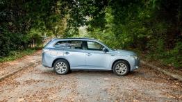 Mitsubishi Outlander III PHEV - galeria redakcyjna (2) - prawy bok