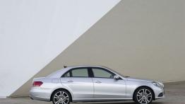 Mercedes E 350 4MATIC Facelifting - prawy bok