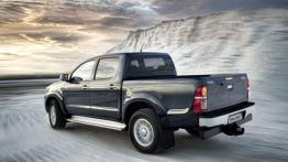 Toyota Hilux VII Double Cab Facelifting - widok z tyłu