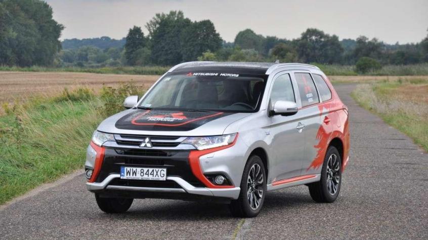 Mitsubishi Outlander III SUV PHEV Facelifting 2.0 DOHC MIVEC 203KM 149kW 2016