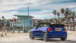 MINI Cooper S Convertible (2018) - widok z tyłu