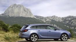 Opel Astra Sports Tourer - prawy bok