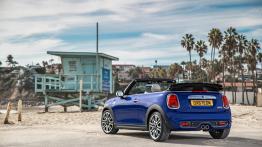 MINI Cooper S Convertible (2018) - widok z tyłu