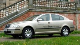 Skoda Octavia II 1.6 Ambiente - galeria redakcyjna - lewy bok