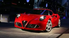 Alfa Romeo 4C (2013) - widok z przodu