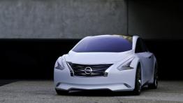 Nissan Ellure Concept - widok z przodu