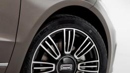 Qoros 3 Sedan (2013) - prawe przednie nadkole