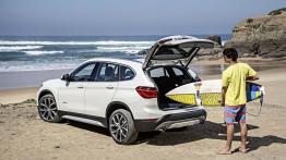 BMW X1 II xDrive20d (2016) - tył - bagażnik otwarty