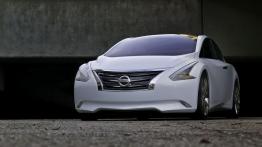 Nissan Ellure Concept - widok z przodu