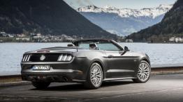 Ford Mustang VI Cabrio GT (2015) - wersja europejska - widok z tyłu