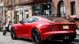 Jaguar F-Type S Manual Coupe (2016) - widok z tyłu