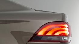 Qoros 3 Sedan (2013) - lewy tylny reflektor - włączony