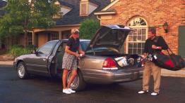 Ford Crown Victoria 2001 - tył - bagażnik otwarty