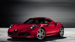 Alfa Romeo 4C (2013) - przód - reflektory włączone