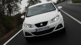 Seat Ibiza 2008 - przód - reflektory włączone