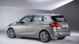 BMW serii 2 Active Tourer (2014) - tył - reflektory włączone